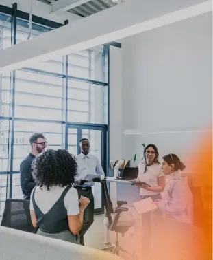 Equipo profesional reunido en un entorno de trabajo moderno, analizando ideas y tomando decisiones estratégicas en conjunto.