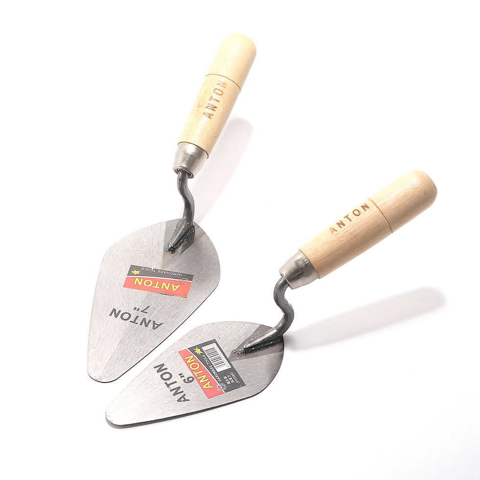 Miniatura: A pair of stainless steel trowels featuring wooden handles, each measuring 6/7 inches, suitable for construction tasks.