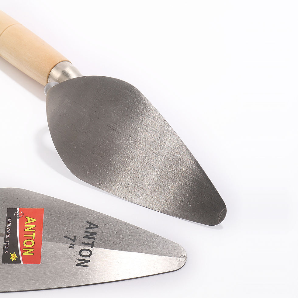 Miniatura: A pair of stainless steel trowels featuring wooden handles, each measuring 6/7 inches, suitable for construction tasks.