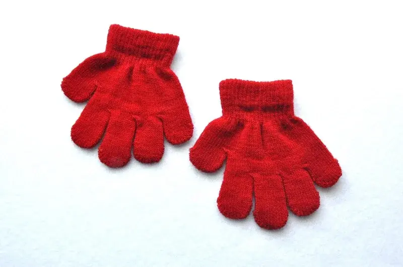 Thumbnail: A pair of bright red gloves laying on a white surface. NanaPouchKids