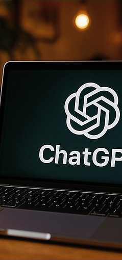 Laptop met ChatGPT - Koffie - Gezellig_edited.jpg