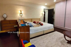 內湖「湖園電梯大別墅」