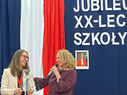 Jubileusz XX lecia szkoły. Dyrektor szkoły Małgorzata Jarczak i Elżbieta Barrass Preses Polskiej Mac