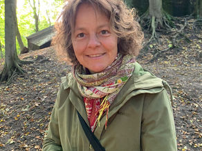 Bianca staat alleen in het bos en kijkt recht in de camera