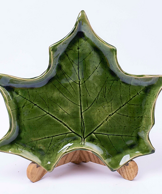 Naturinspirierter Keramikteller in Grün mit Ahornblatt-Motiv, 26 cm Durchmesser
