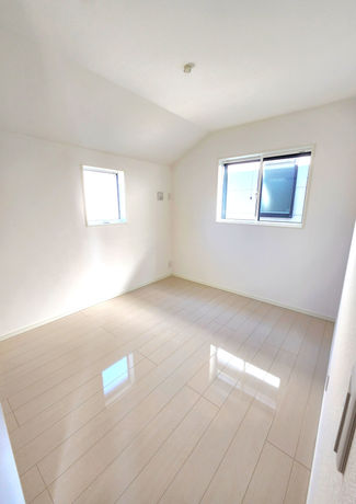 明るい室内、窓から光が入るシンプルな内装。南林間8丁目(全3棟) 住宅の内観。