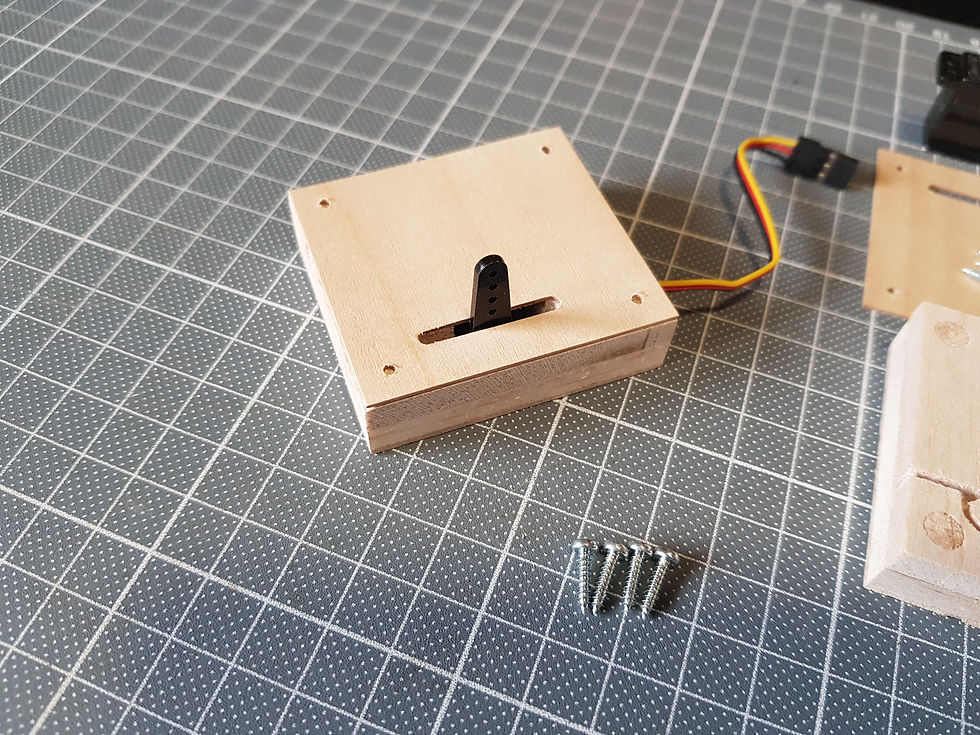 mit Sperrholzdeckel