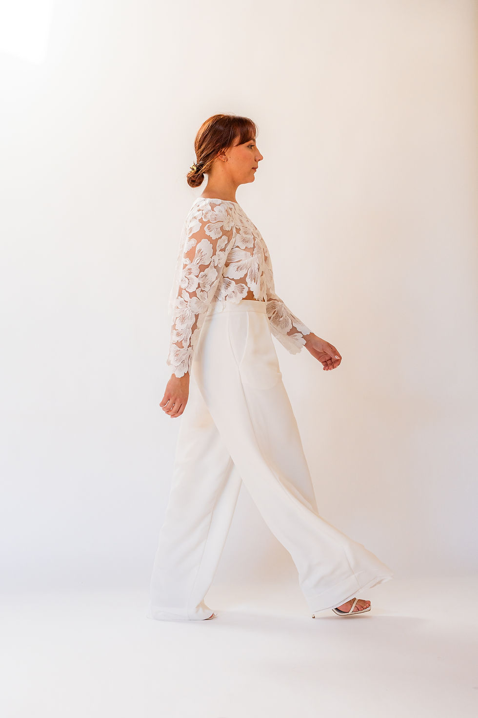 Ensemble de mariée top en dentelle brodée et pantalon large en crêpe créé sur-mesure à Montpellier p