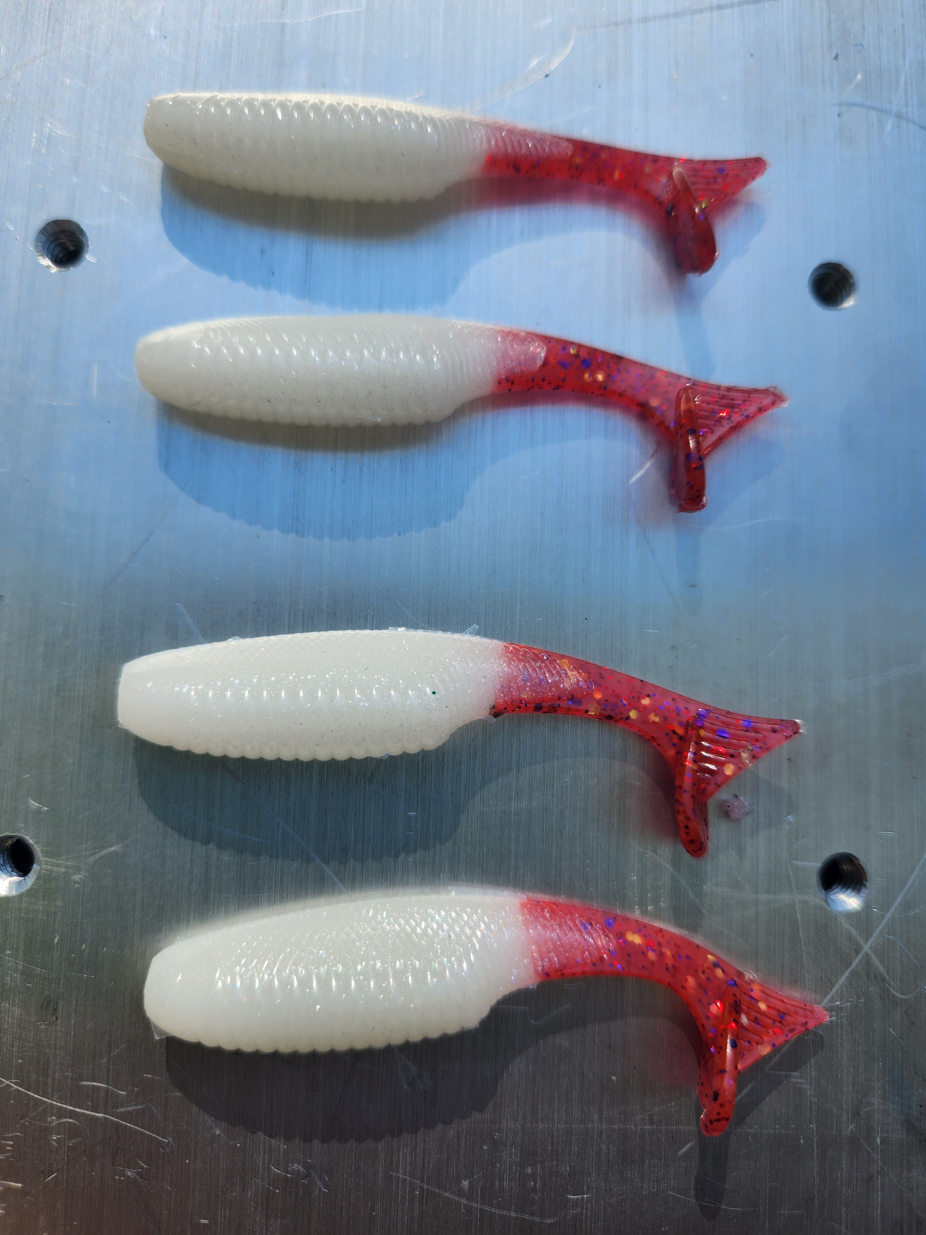 3.2" Slouch Pearl White w/Red Tail