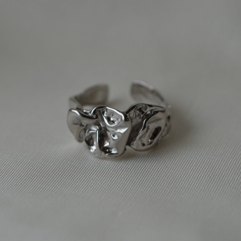 Thumbnail: Chunky wavy ring