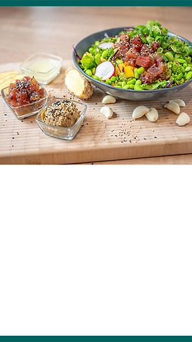 Naupaka Poke Bowl mit frischem Sesam Thunfisch, Erdnuss-Avocado, Salat, Gemüse und Ingwer-Zitronendressing.