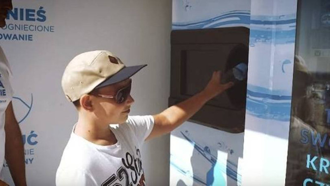 Máquina troca embalagens vazias por garrafas de água cheias