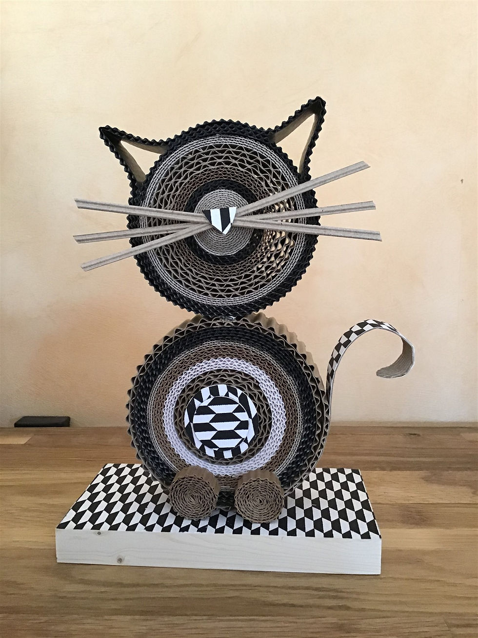 Chat en dentelle de carton