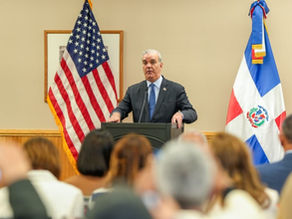 El presidente Luis Abinader ofrece declaraciones durante una rueda de prensa al concluir su agenda en Estados Unidos.