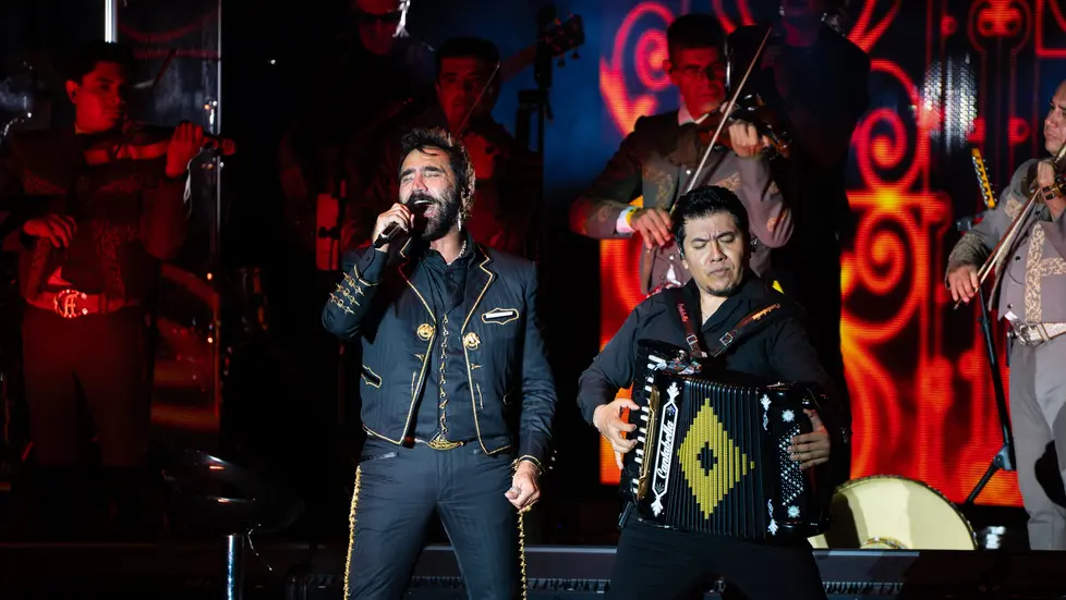 Alejandro Fernández durante su concierto en Punta Cana, República Dominicana, ante miles de personas.