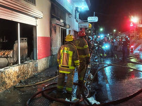 Incendio afecta la Mueblería Abreu Fernández en Gurabito, Santiago