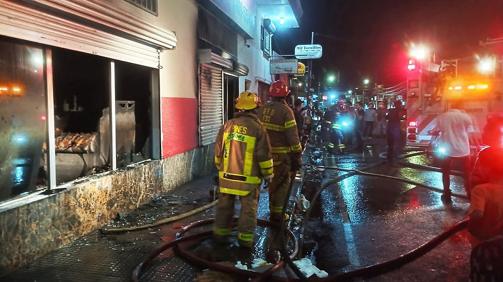 Incendio afecta mueblería en Gurabito, Santiago; Bomberos logran controlar las llamas