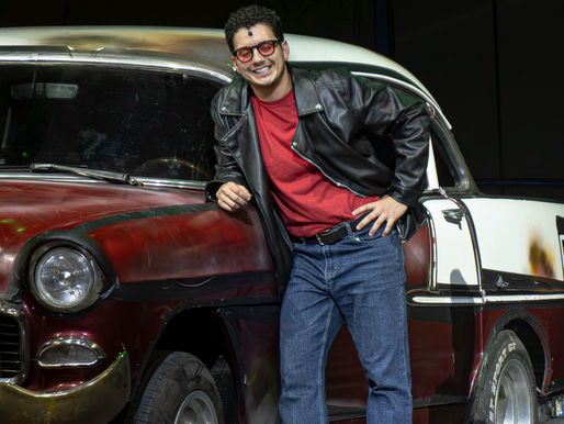 José David hace historia como el primer venezolano en interpretar a Kenickie en “Vaselina”