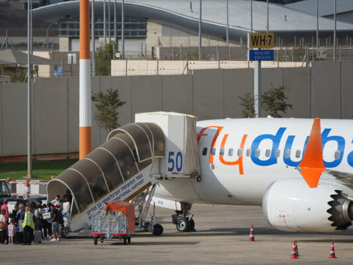 Avión de FlyDubai, aerolínea del vuelo Dubái–Tel Aviv que aterrizó de emergencia en Arabia Saudí.