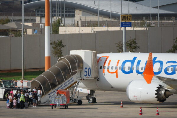 Avión de FlyDubai, aerolínea del vuelo Dubái–Tel Aviv que aterrizó de emergencia en Arabia Saudí.