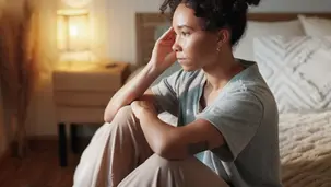 uma mulher sentada pensativa