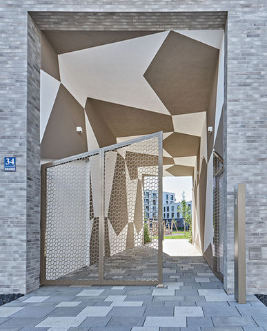 Tordurchfahrt mit geometrischem Muster in einen Innenhof.