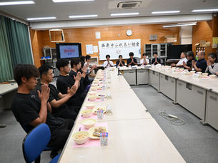 西原中学校のふれあい給食で撮影を行う株式会社リブライネクサスの様子