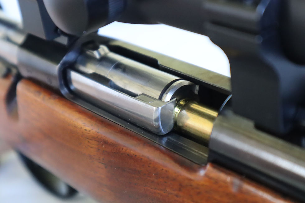 Direkt när patronen lämnar magasinet sitter den fast i slutstycket.