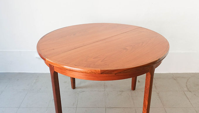 Extendable Round Dining Table by José Cruz de Carvalho for Altamira, 1960’s
