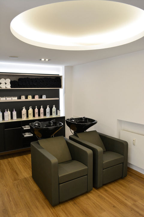 Waschbereich mit elektrischen Beinstützen