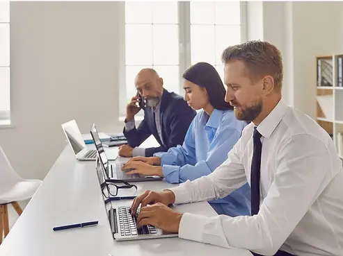 Equipo-en-Computadoras.webp