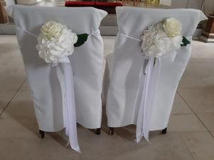 Blumenschmuck Brautstühle aus weißen Hortensien
Foto: schick-floristik.de