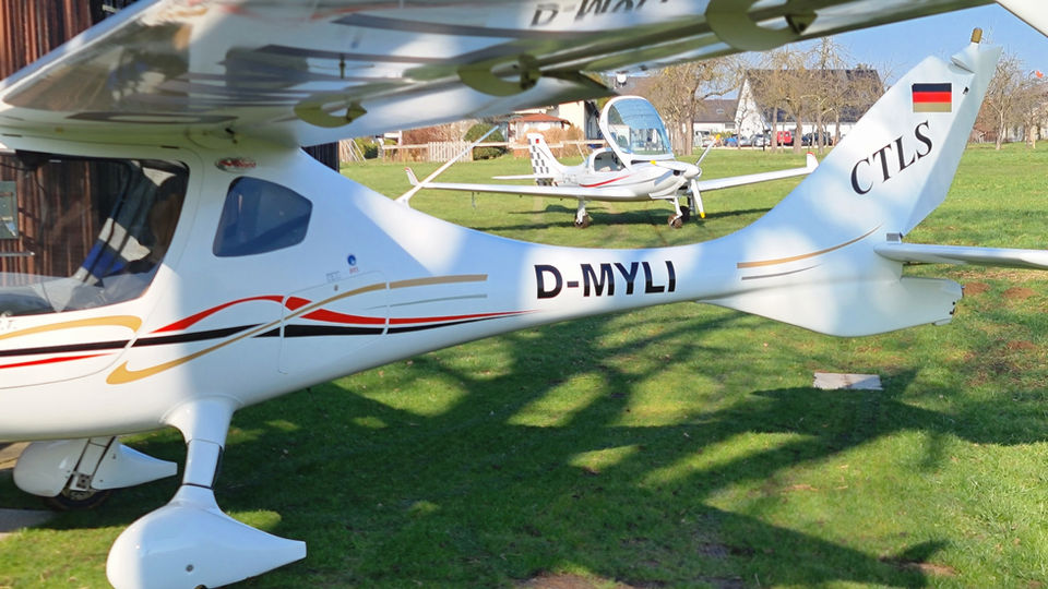 Flugausbildung, Ausbildung Pilot, Ultraleicht, Weiterbildung, Übungsflüge und Prüfungen. Kompetente Fluglehrer. Expertise Ultraleicht, Airworxx Flugschule, Thomas-Mann-Str. 42, 70734 Fellbach, www.airworxx.info Flugerlebnis Luftfahrtbranche  Faszination des Fliegens Flugsicherheit Grundkurs Modernste Flugzeuge Flugerlebnis Fliegen Abenteuer Ultraleichtfliegern Ultra Leicht Flugschule Flugunterricht Flugschulung Luftfahrtausbildung Bewertungen Erfahrung Zertifizierung Flugzeugführerschein Privatpilotenlizenz Pilotenausbildung Flugübungen Flugprüfung Fluglizenz Flugunterrichtskurse