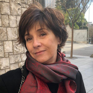 A Montse, enigmática e inaccesible, y aun así me abrió su casa.
