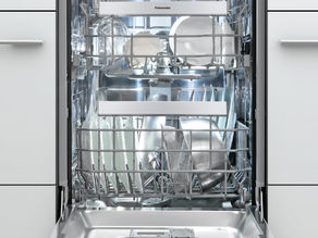 システムキッチンにビルトインされたパナソニック製フロントオープンタイプ食洗機NP-45EF1Wに食器が並んでいる様子