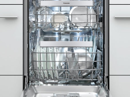 システムキッチンにビルトインされたパナソニック製フロントオープンタイプ食洗機NP-45EF1Wに食器が並んでいる様子