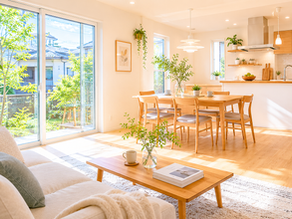 大きな掃き出し窓から光が入る明るいリビングダイニング。観葉植物と木製家具に囲まれたナチュラルテイストの空間のリフォーム後イメージ。
