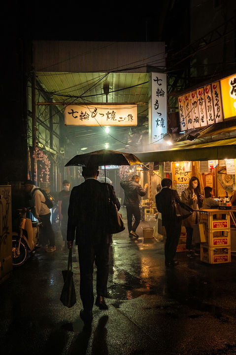 This alley originating from the post-war black market, a restaurant district where the shadow of history still lives on. The smoke hanging in the air and the pale lights illuminating the curtains of the shops create a nostalgic atmosphere. Walking along the street, you can hear the lively sound of laughter and smell the aroma of charcoal fires. In this place where time seems to have stopped, the past and the present quietly cohabit, and the night deepens with the memories of the town.