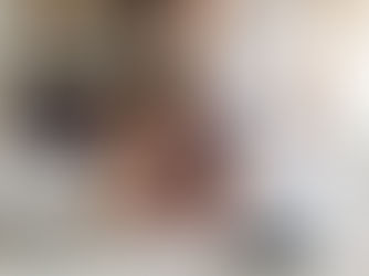 Persona revisando opciones de préstamos con mal historial crediticio en España en 2025