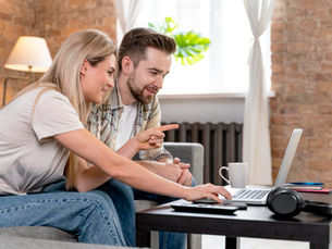 Persona revisando un comparador de préstamos con ASNEF en España 2025 desde el móvil