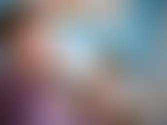 persona recibiendo aprobación de préstamo con garantía hipotecaria
