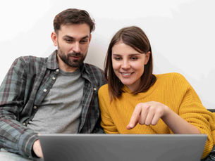 Pareja revisando opciones de préstamo sin nómina estando en ASNEF