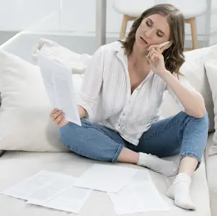 Persona revisando sus pagos antes de reunificar deudas sin hipoteca