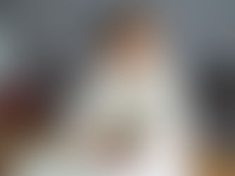 Persona revisando sus deudas buscando soluciones de préstamos.