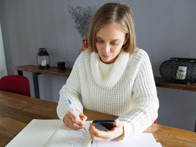 Persona revisando sus deudas buscando soluciones de préstamos.