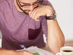 Persona preocupada por las consecuencias de no pagar sus deudas en España en 2025.