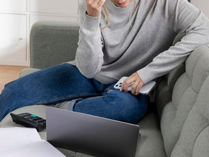 Persona revisando opciones de préstamo para salir de ASNEF desde su portátil.