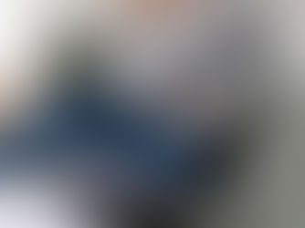 Persona revisando opciones de préstamo para salir de ASNEF desde su portátil.