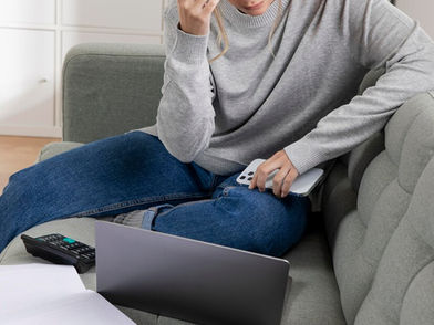 Persona revisando opciones de préstamo para salir de ASNEF desde su portátil.