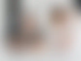persona buscando préstamos con bajo interés en España 2025